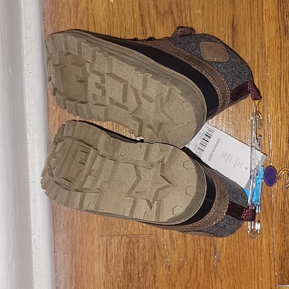 NEW. Carter's Duck Boot. Toddler size 9. - Picture 4 of 4